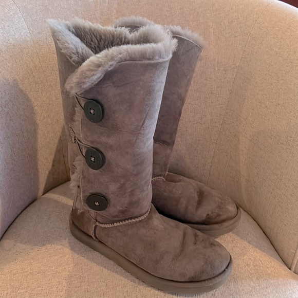UGG boots with buttons - Picture 1 of 4